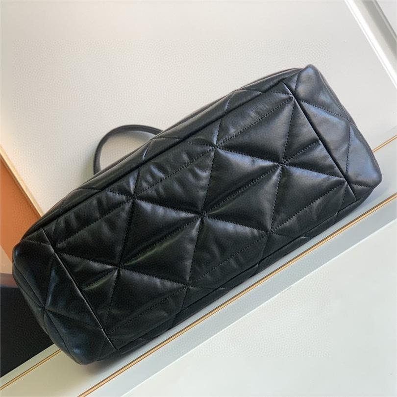 Prada-Large shopping bag, wandering bag