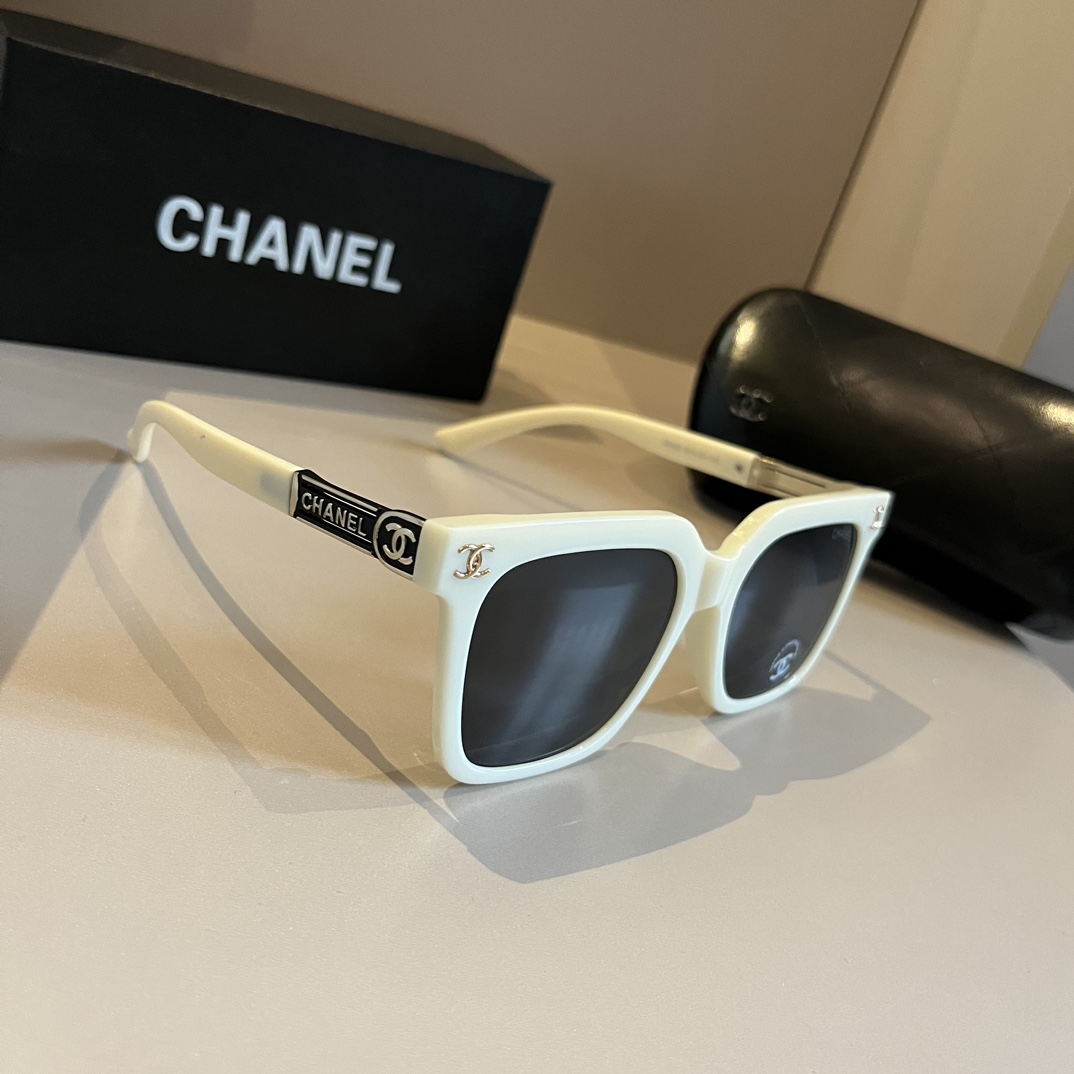 Chanel-generous framed Sunglasses