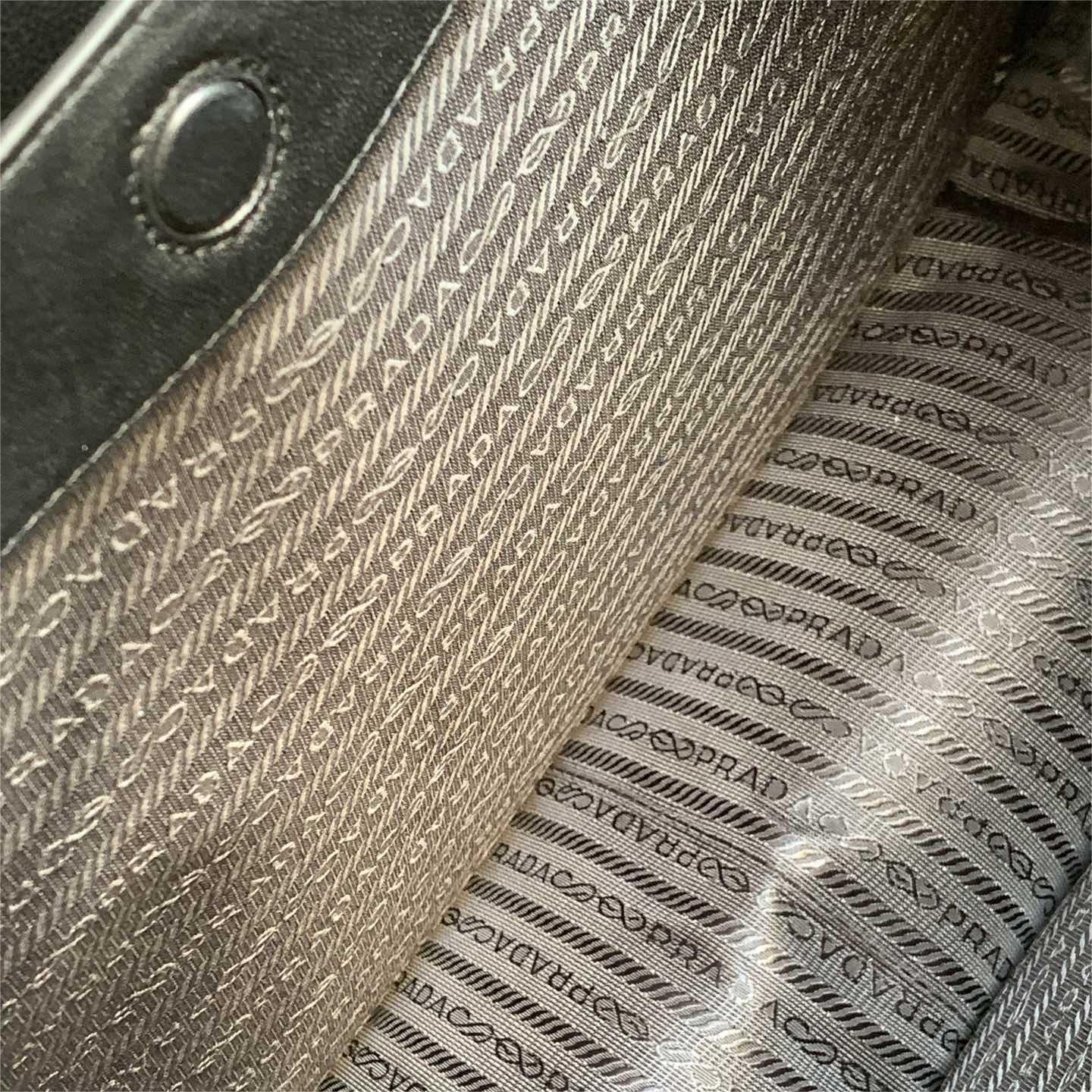 Prada-Large shopping bag, wandering bag