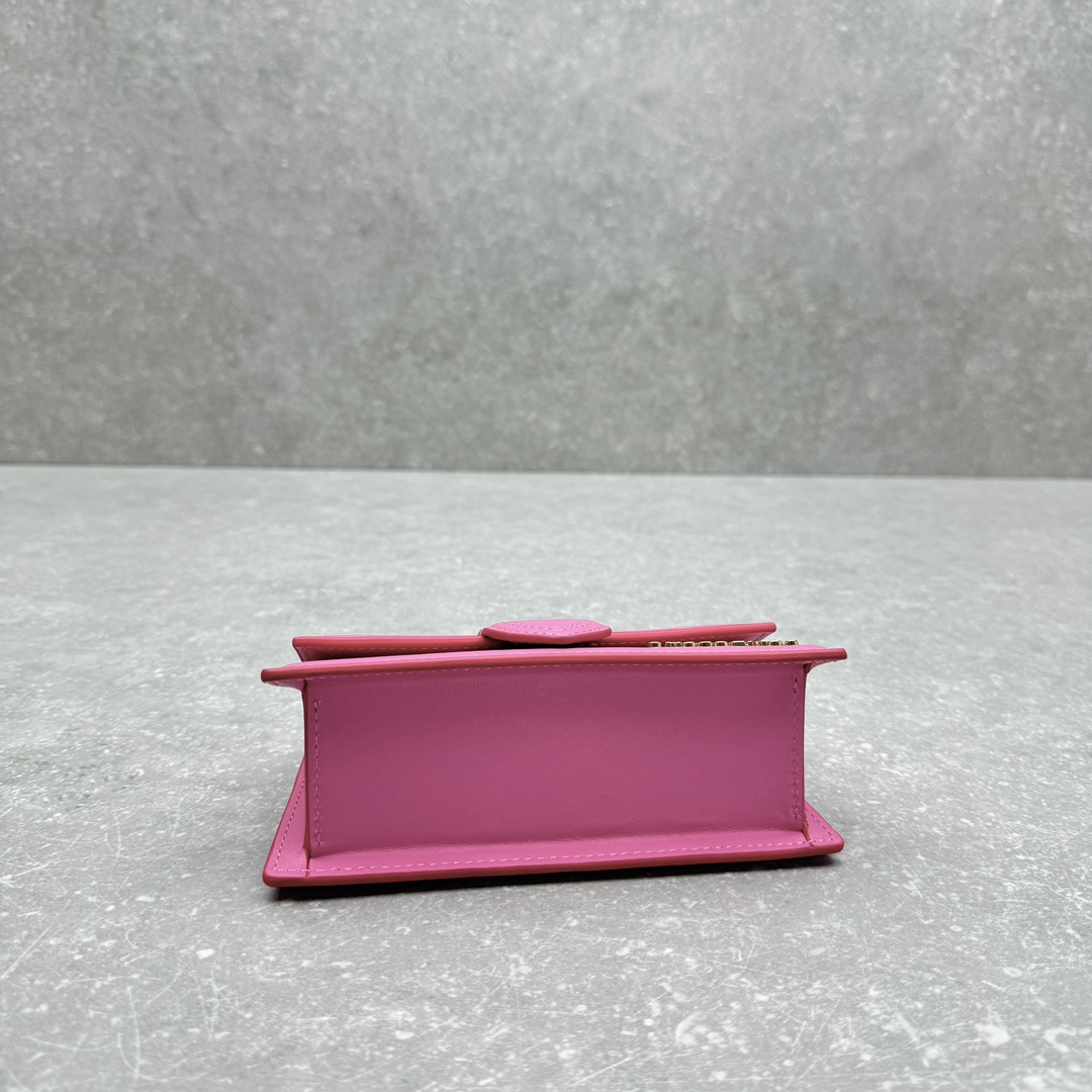 Jacquemus-Bamnino's new pink crossbody bag