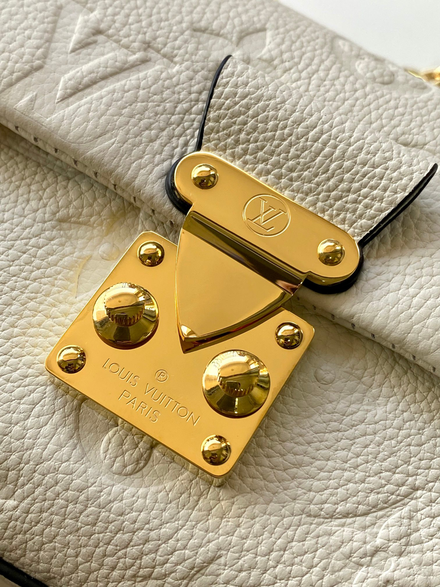 LOUIS VUITTON - LV Nano Madeleine