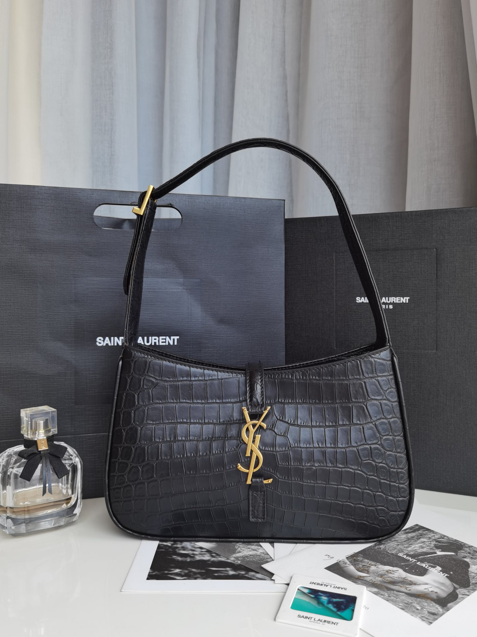 YSL - LE5A7 Black Hand Bag