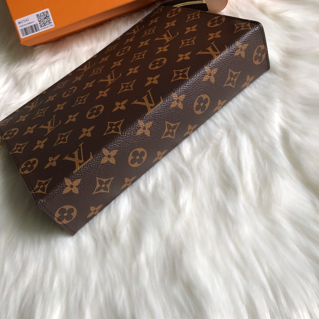 LOUIS VUITTON - LV Toiletry Pouch 26 Leather Clutch