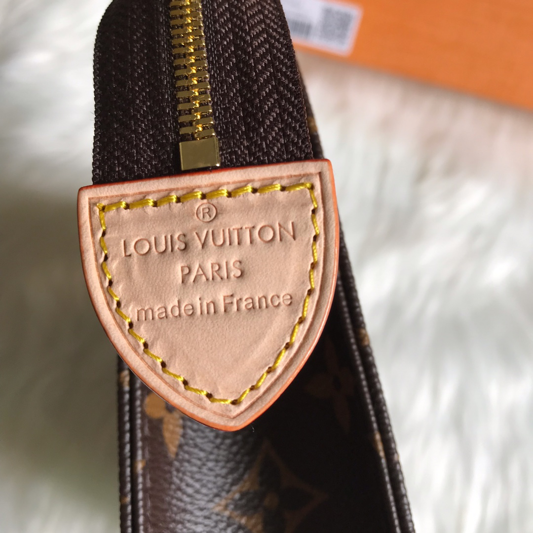 LOUIS VUITTON - LV Toiletry Pouch 26 Leather Clutch