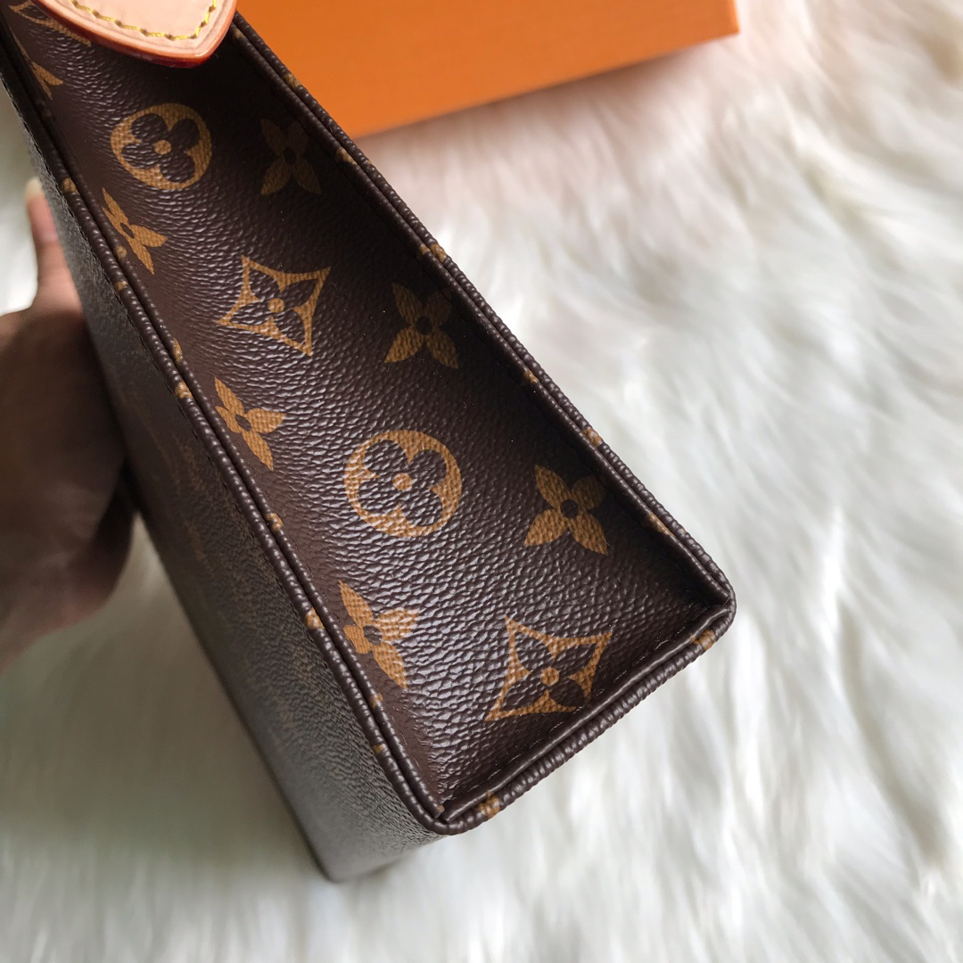 LOUIS VUITTON - LV Toiletry Pouch 26 Leather Clutch