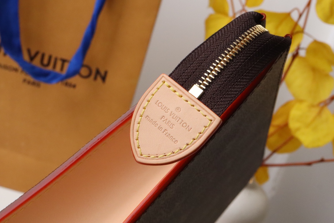 LOUIS VUITTON - LV Toiletry Pouch 26 Leather Clutch