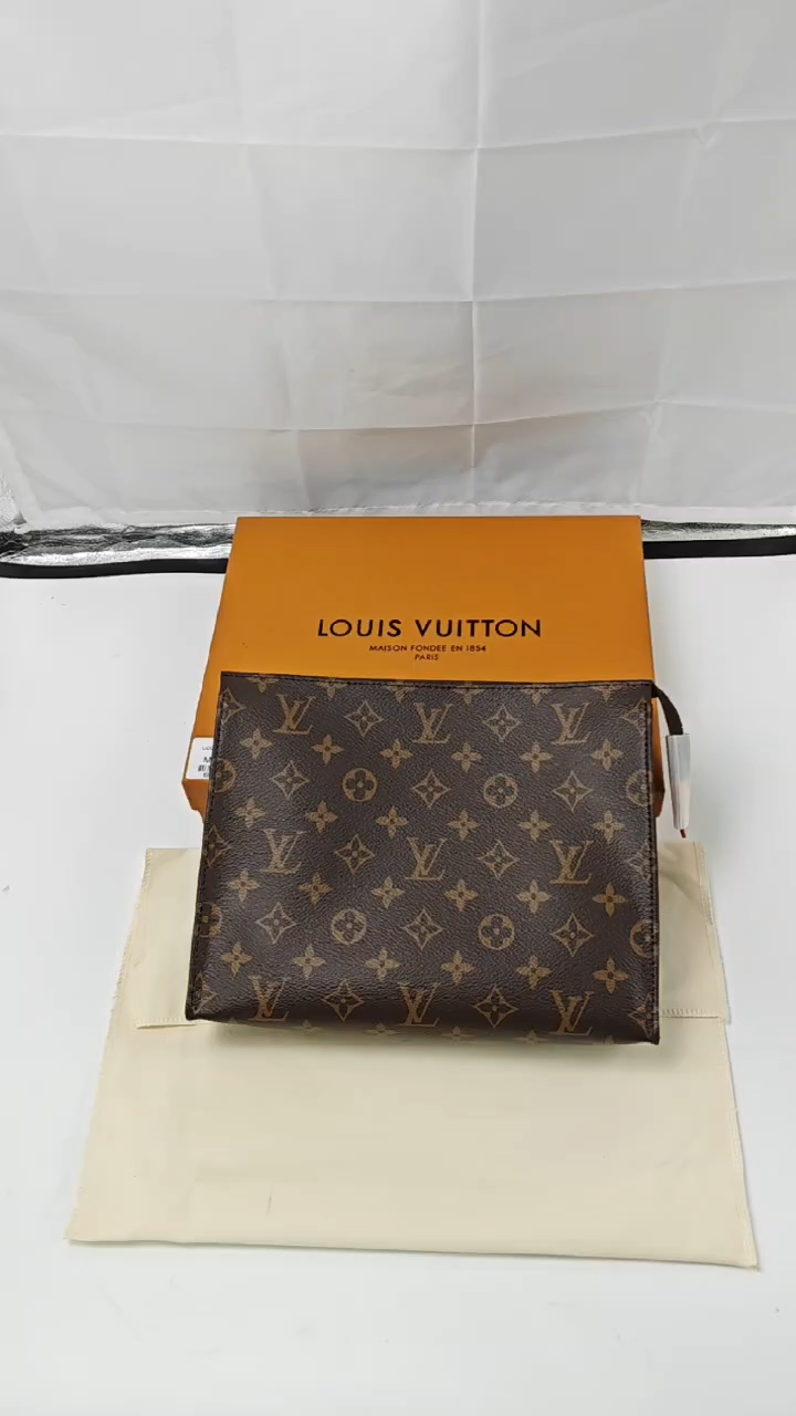 LOUIS VUITTON - LV Toiletry Pouch 26 Leather Clutch