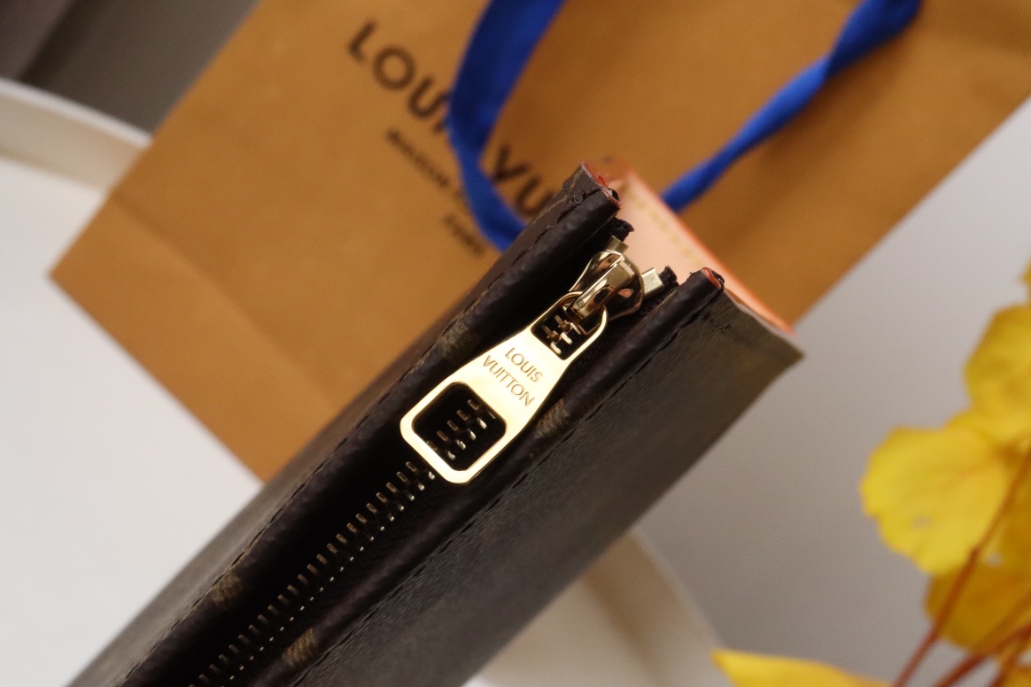 LOUIS VUITTON - LV Toiletry Pouch 26 Leather Clutch