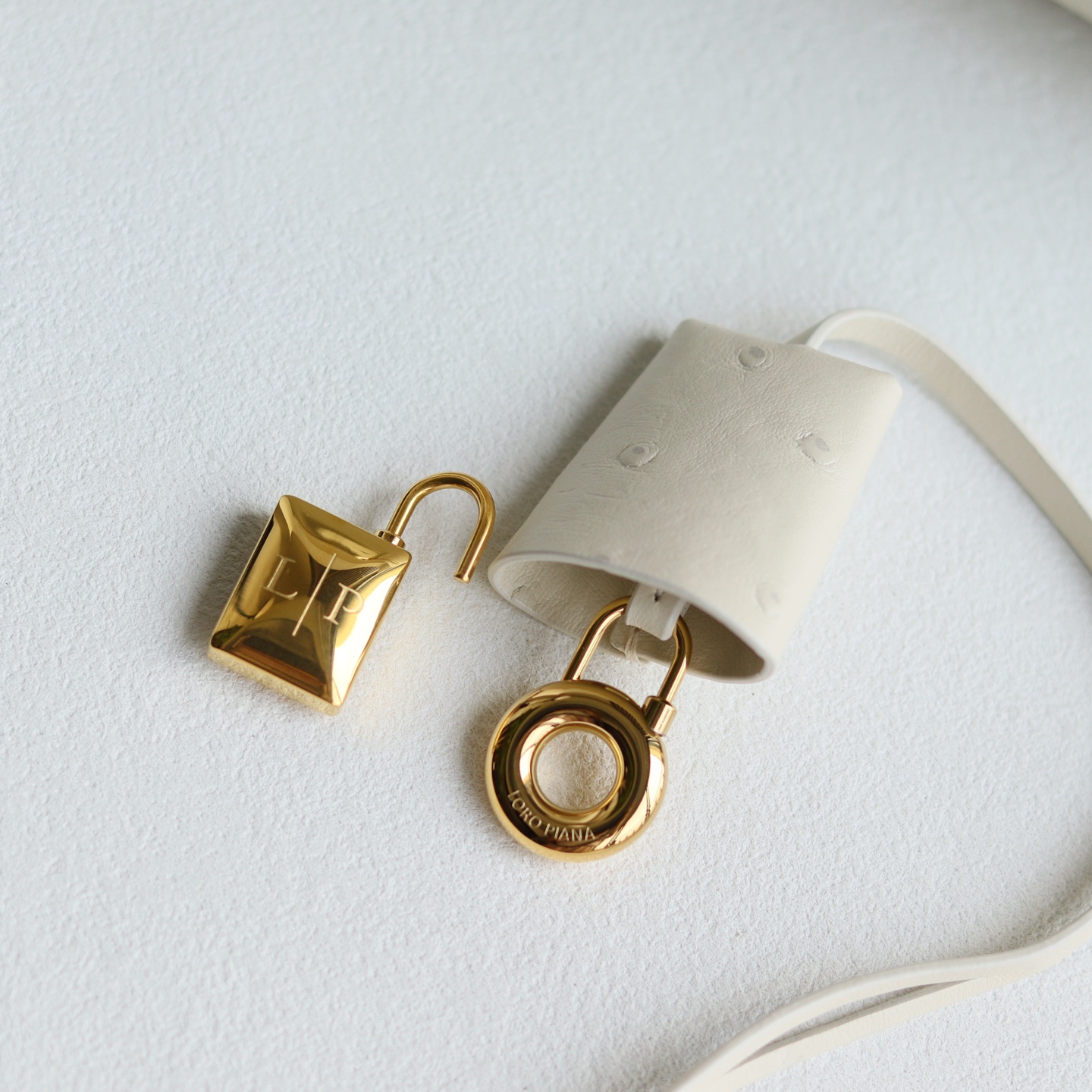 Loro Piana Extra Bag L27 Ostrich Pattern Leather Shoulder Handle Crossbody Bag White