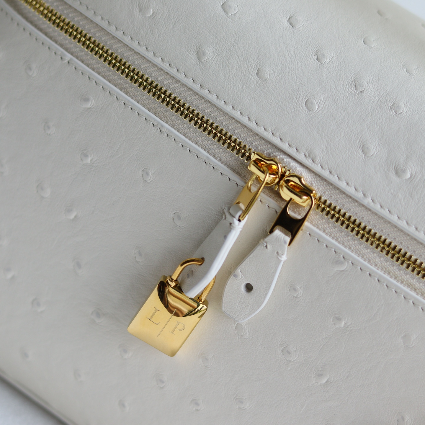 Loro Piana Extra Bag L27 Ostrich Pattern Leather Shoulder Handle Crossbody Bag White