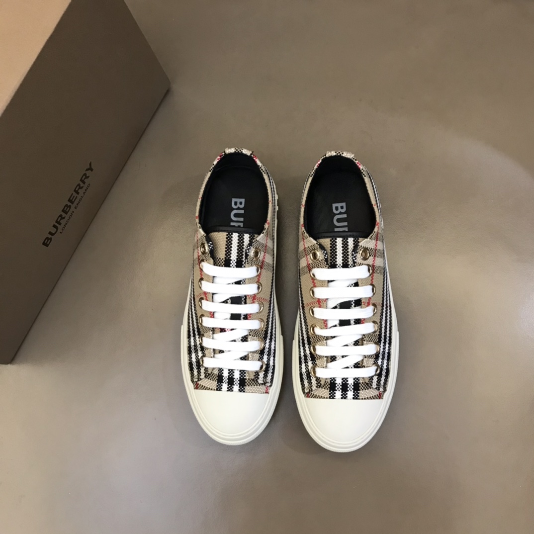 Burberry - Classic Low-Top Sneakers for Couples