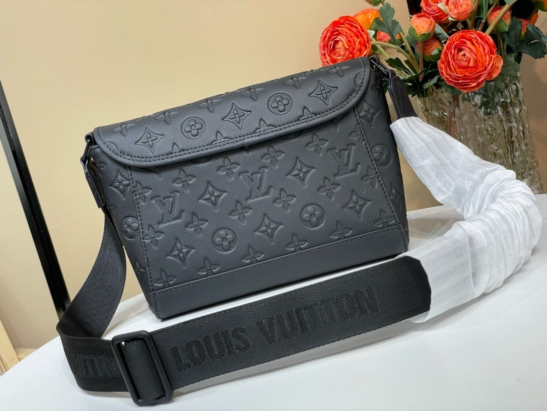 Louis Vuitton M14874 Pulse Messenger