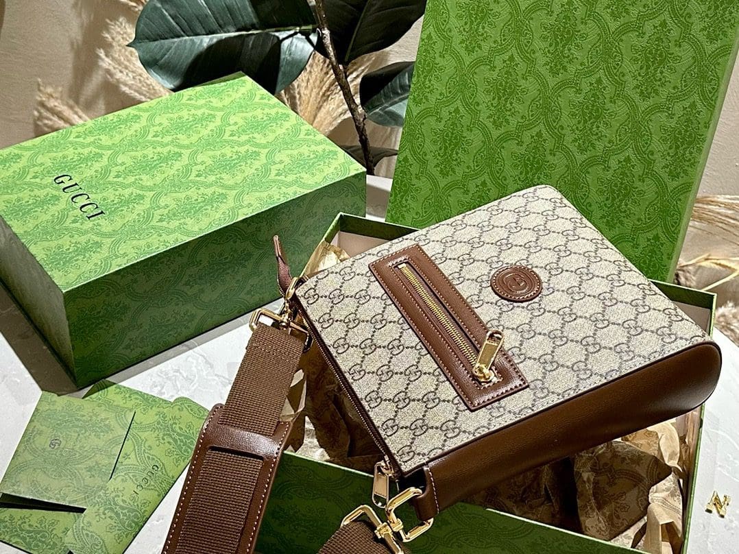 GUCCI SUPREME MESSENGER BAG