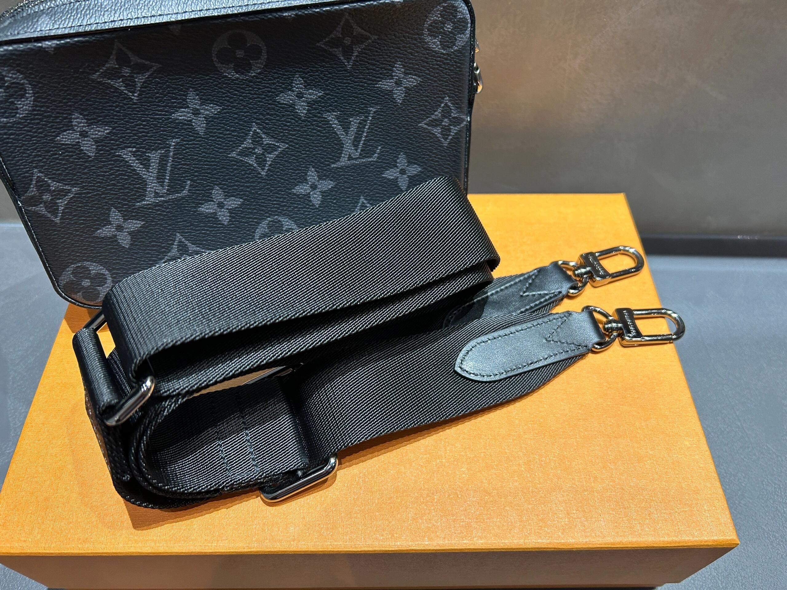 Louis Vuitton M80741 Alpha Wearable Wallet