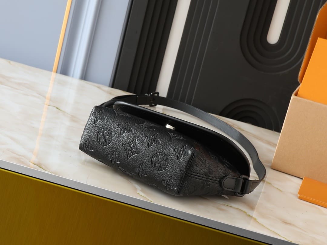 Louis Vuitton M12636 Pulse Wearable Wallet