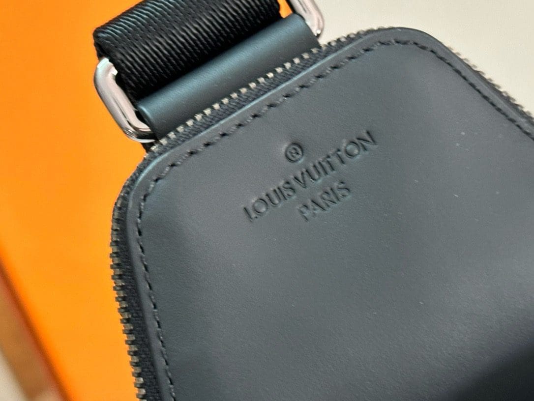Louis Vuitton M47137 Avenue Slingbag