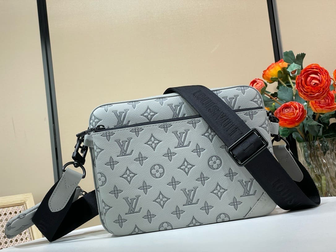 Louis Vuitton M46603 Trio Messenger