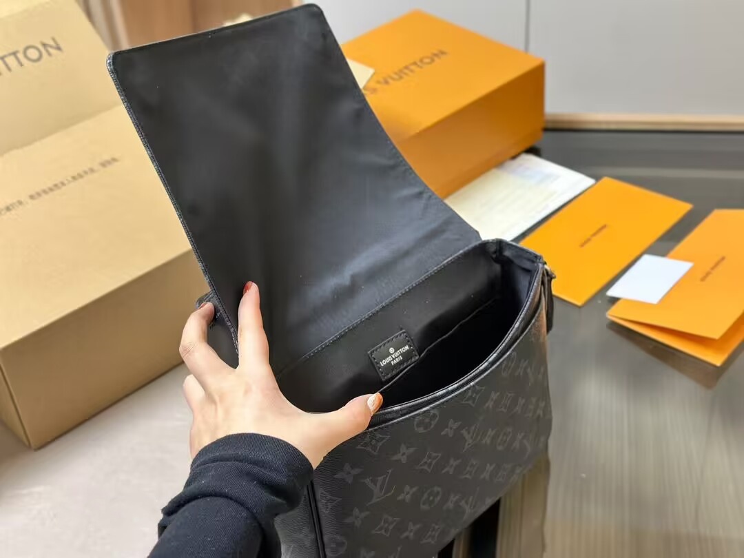 Louis Vuitton DISTRICT Small Messenger Bag M46255