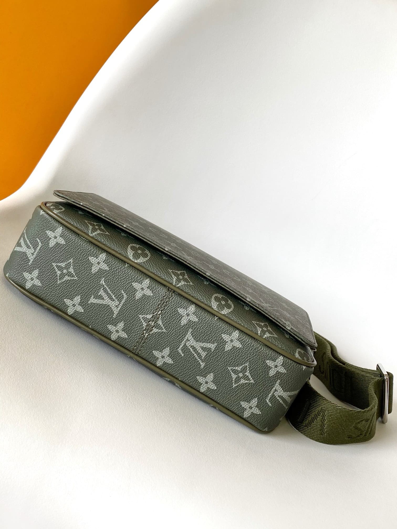 Louis Vuitton M11593 District PM