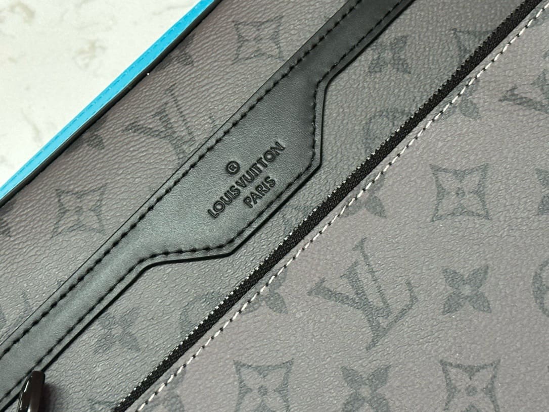 Louis Vuitton M11648 Trio Messenger