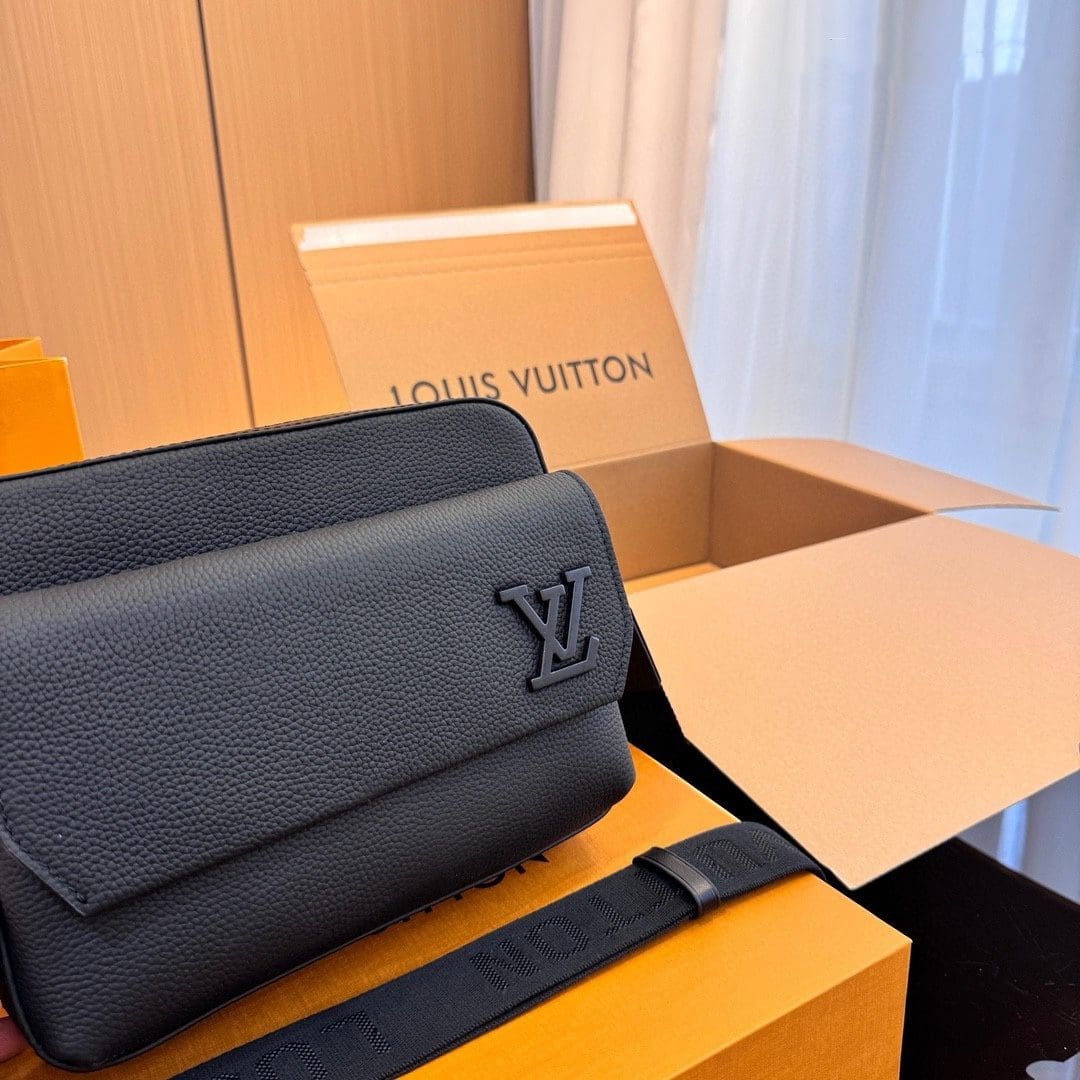 Louis Vuitton M22482 Fastline Messenger