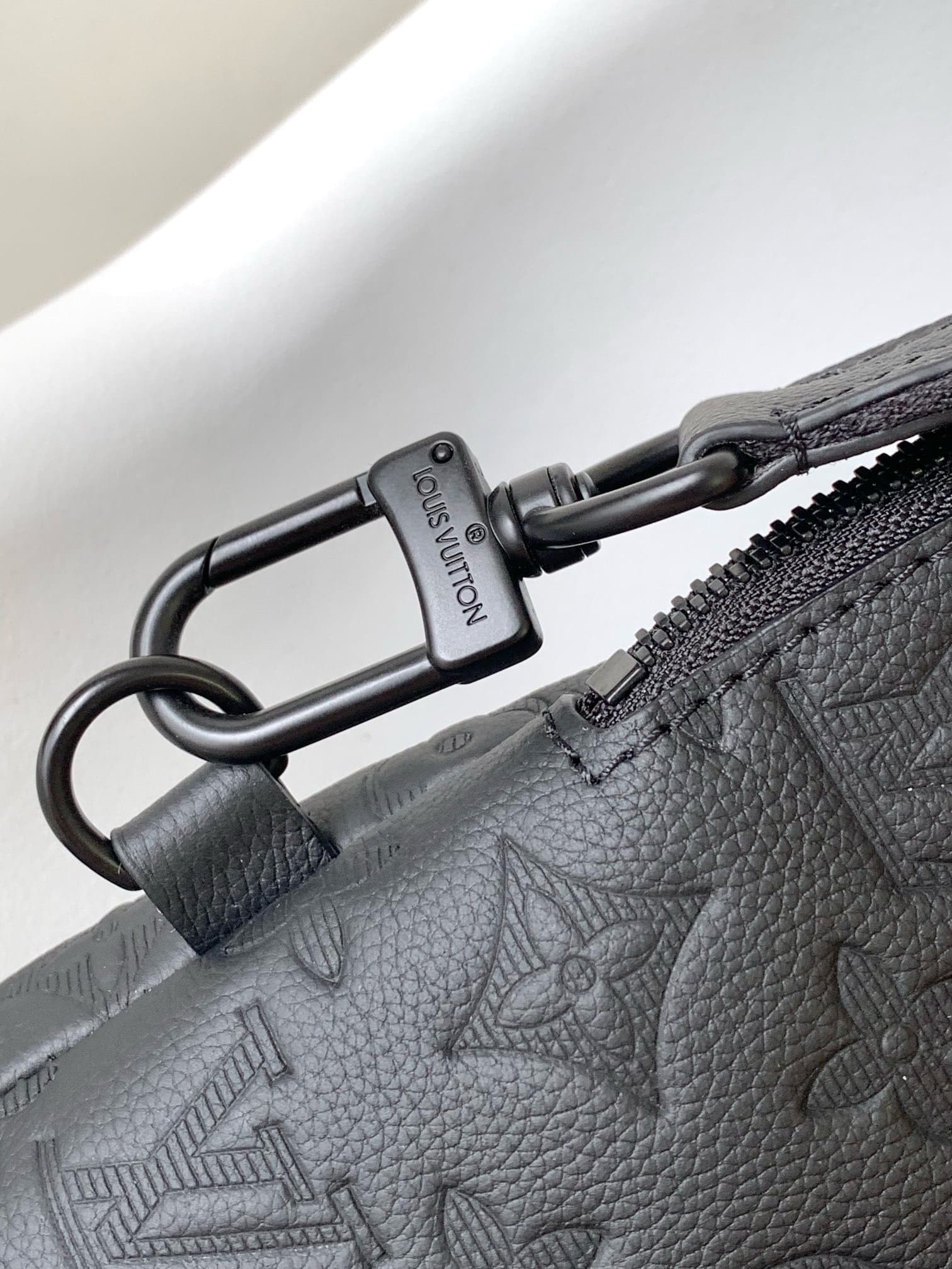 Louis Vuitton M21890 Duo Slingbag