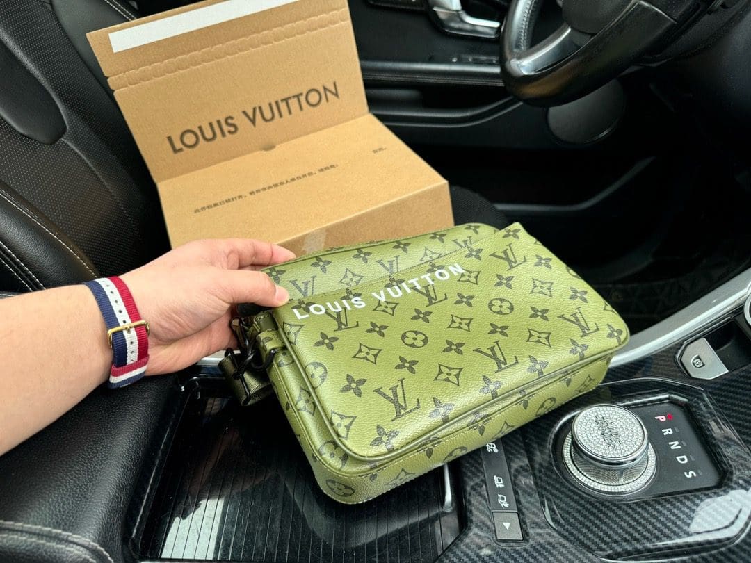Louis Vuitton M23783 Trio Messenger