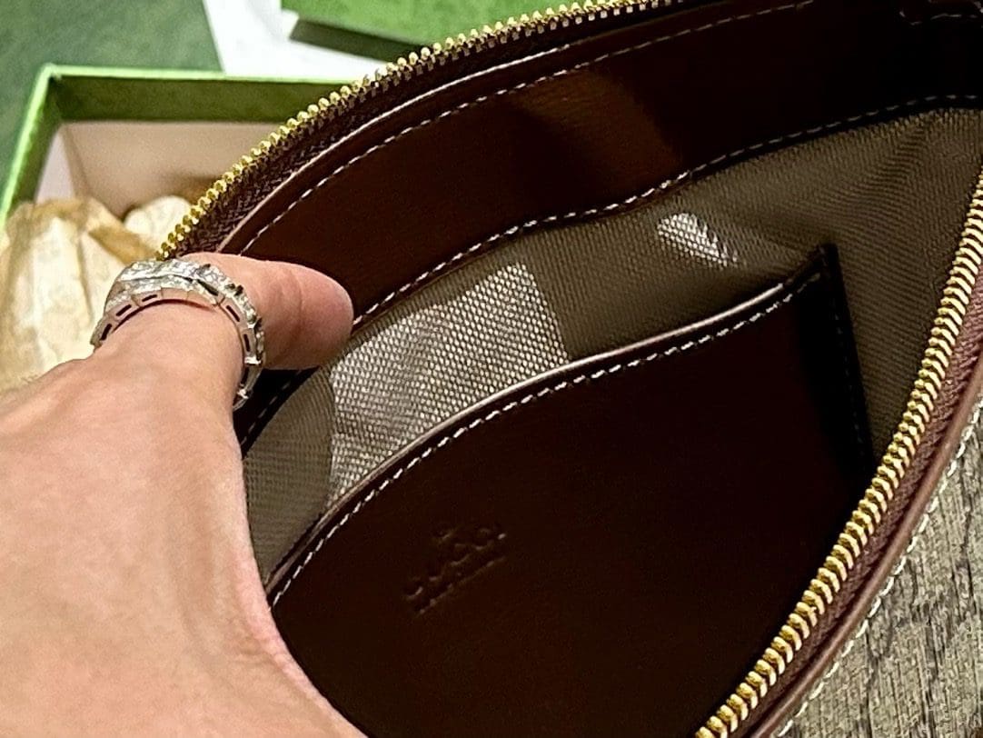 GUCCI SUPREME MESSENGER BAG