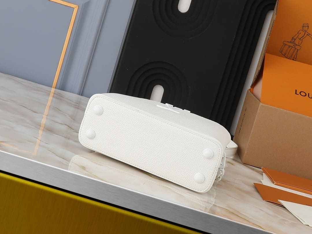 Louis Vuitton M23956 Capucines East-West Mini