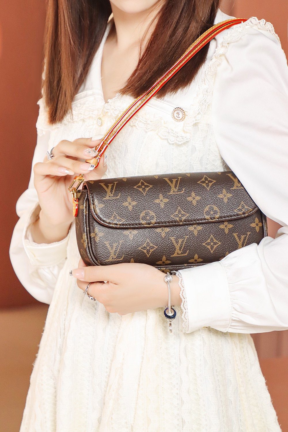 LOUIS VUITTON Wallet on Chain Ivy Monogram M81911