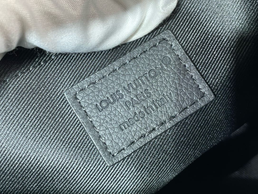 Louis Vuitton M14874 Pulse Messenger