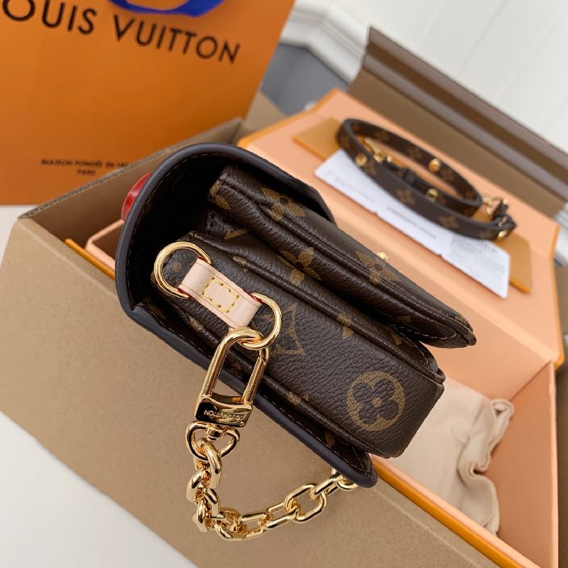 LOUIS VUITTON Pochette Métis East West