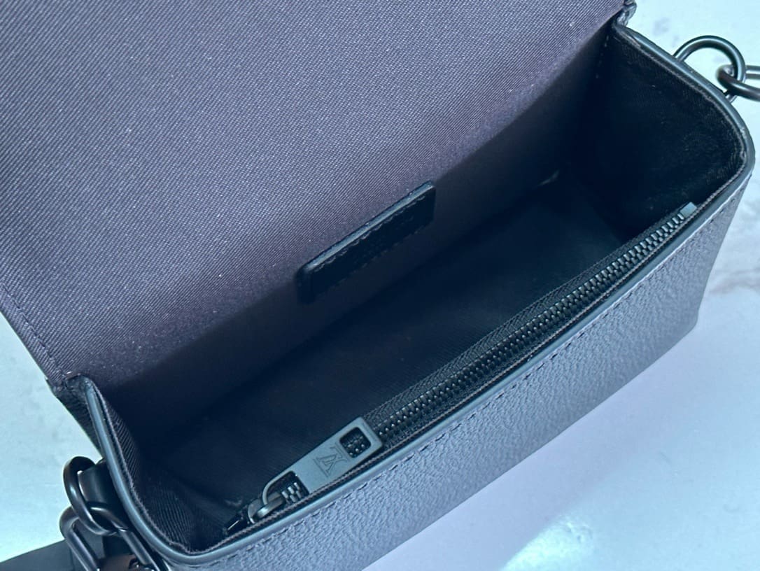 Louis Vuitton M82085 Fastline Wearable Wallet