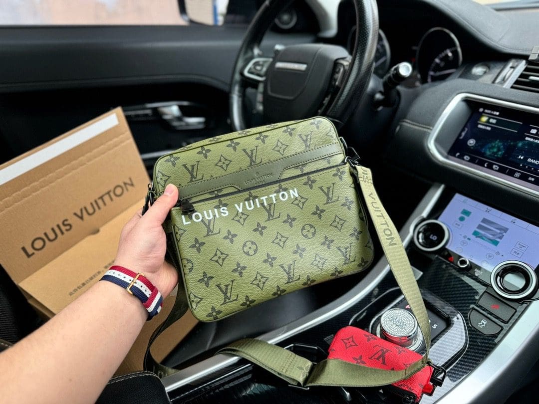 Louis Vuitton M23783 Trio Messenger