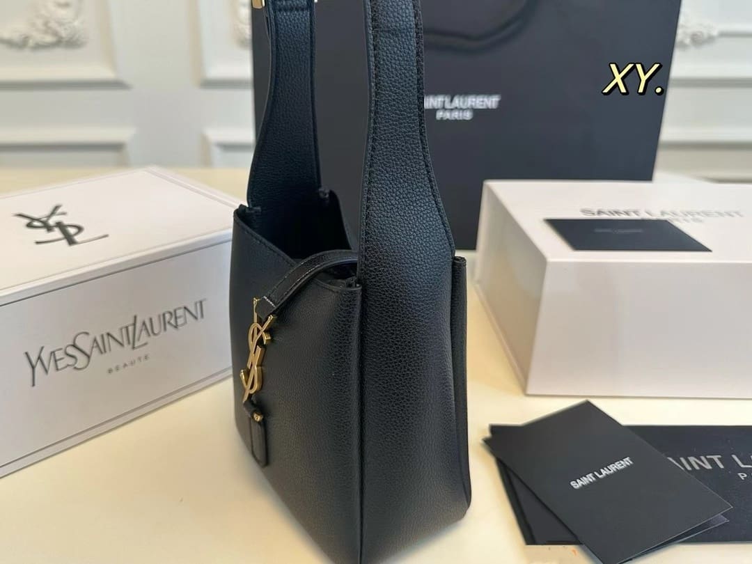 Saint Laurent LE 5 ?? 7 supple baby in grained leather