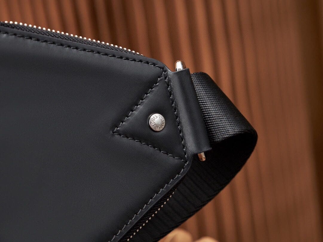 Louis Vuitton M46327 Avenue Slingbag NM