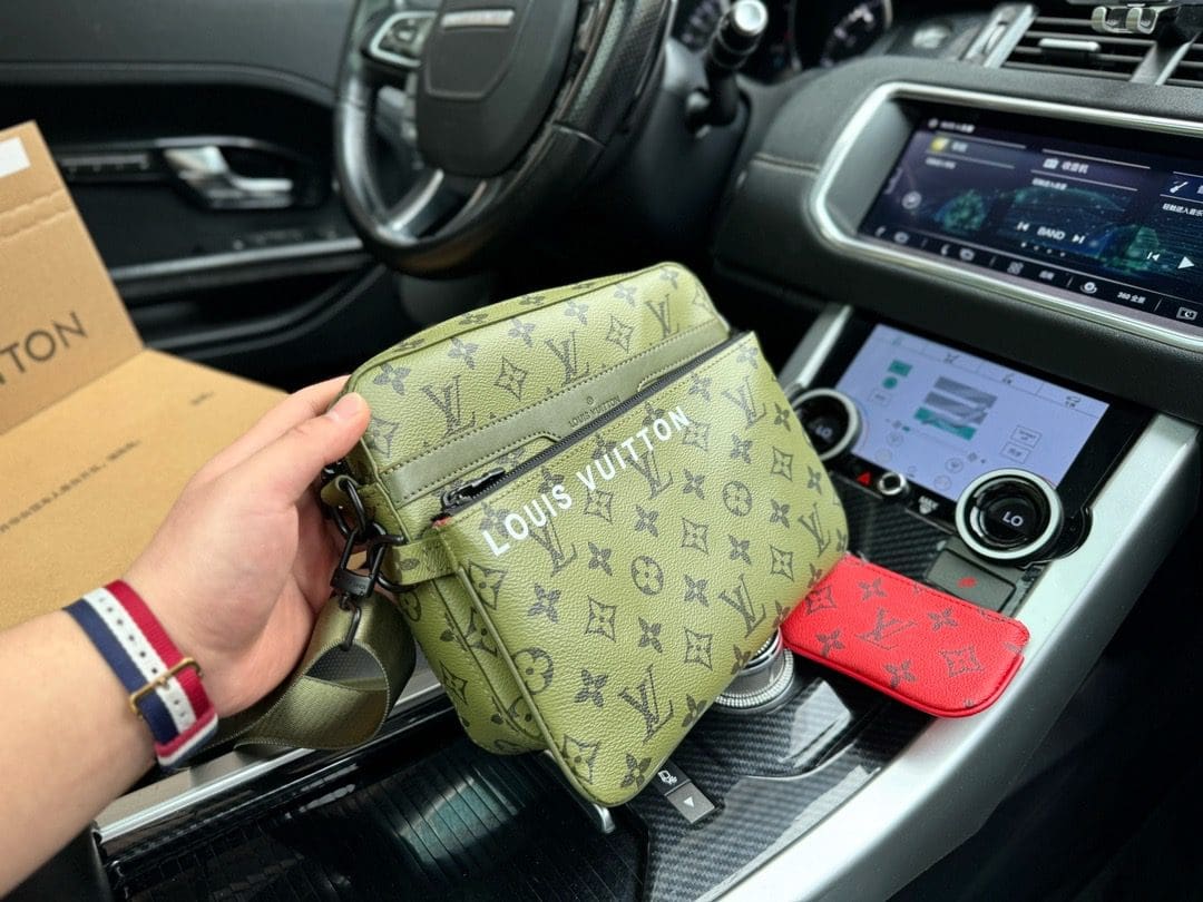 Louis Vuitton M23783 Trio Messenger