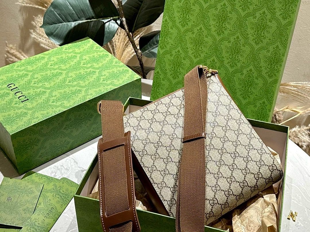 GUCCI SUPREME MESSENGER BAG
