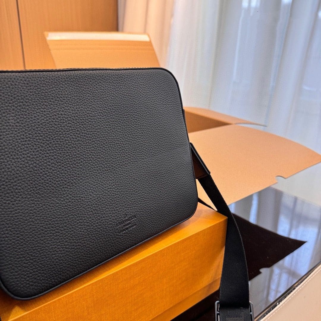 Louis Vuitton M22482 Fastline Messenger