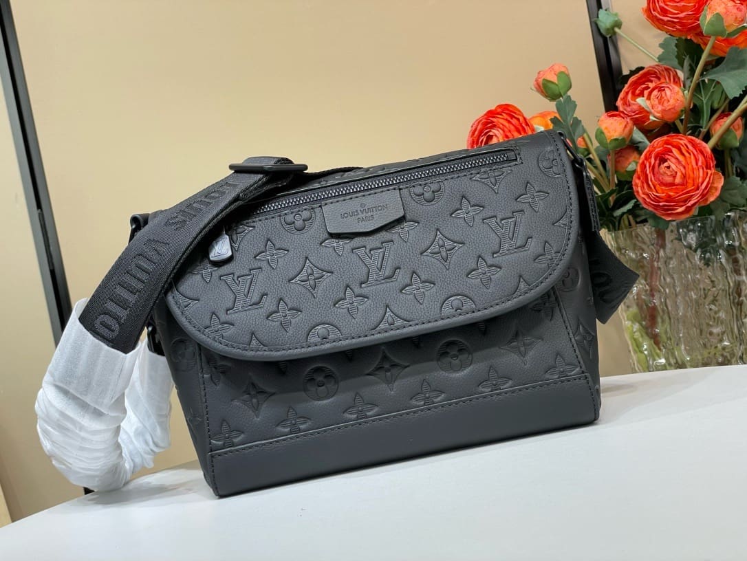 Louis Vuitton M14874 Pulse Messenger