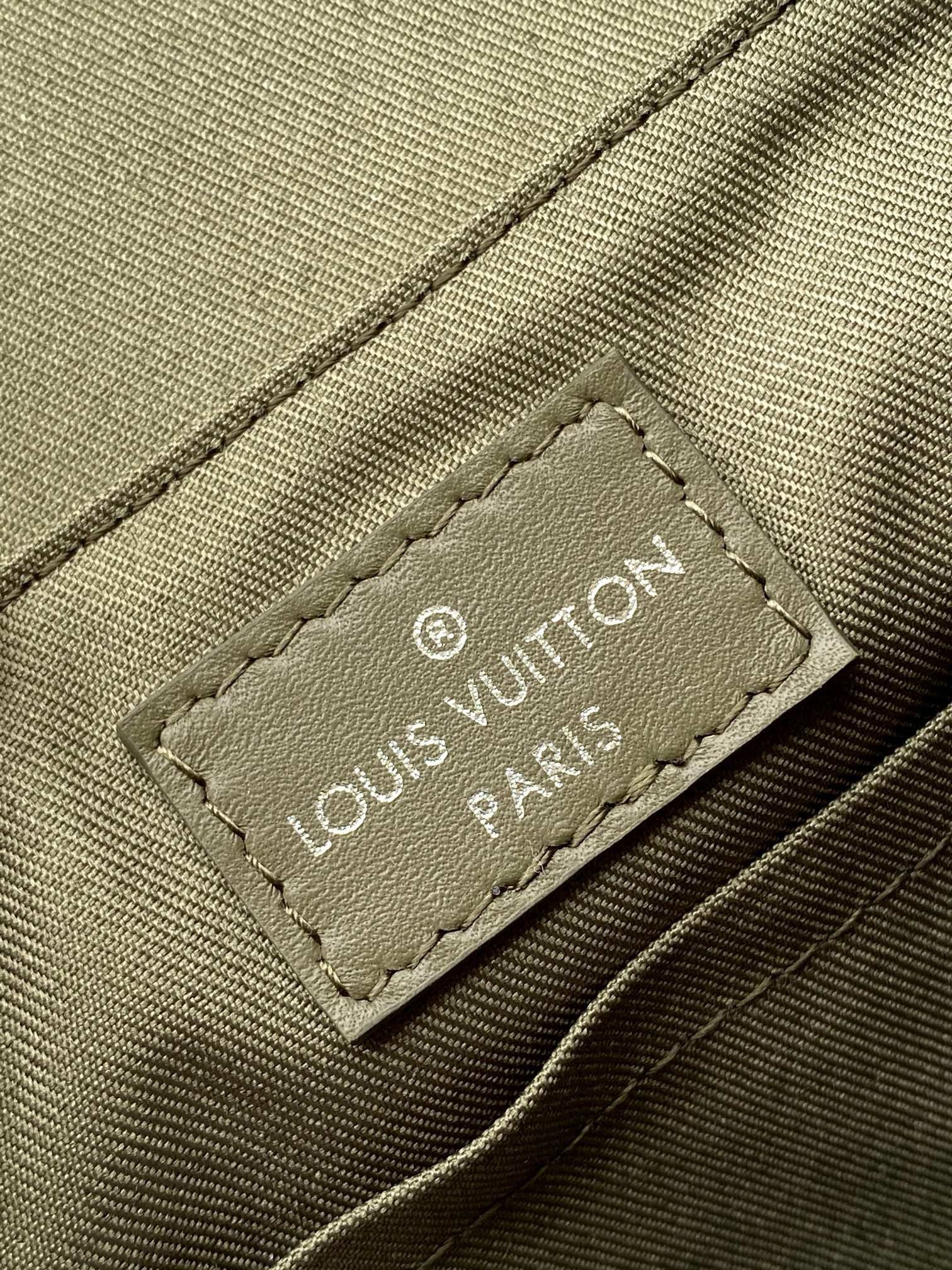 Louis Vuitton M11593 District PM
