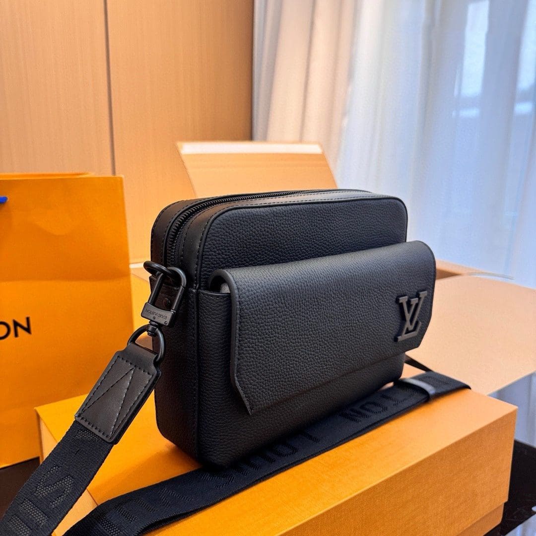 Louis Vuitton M22482 Fastline Messenger