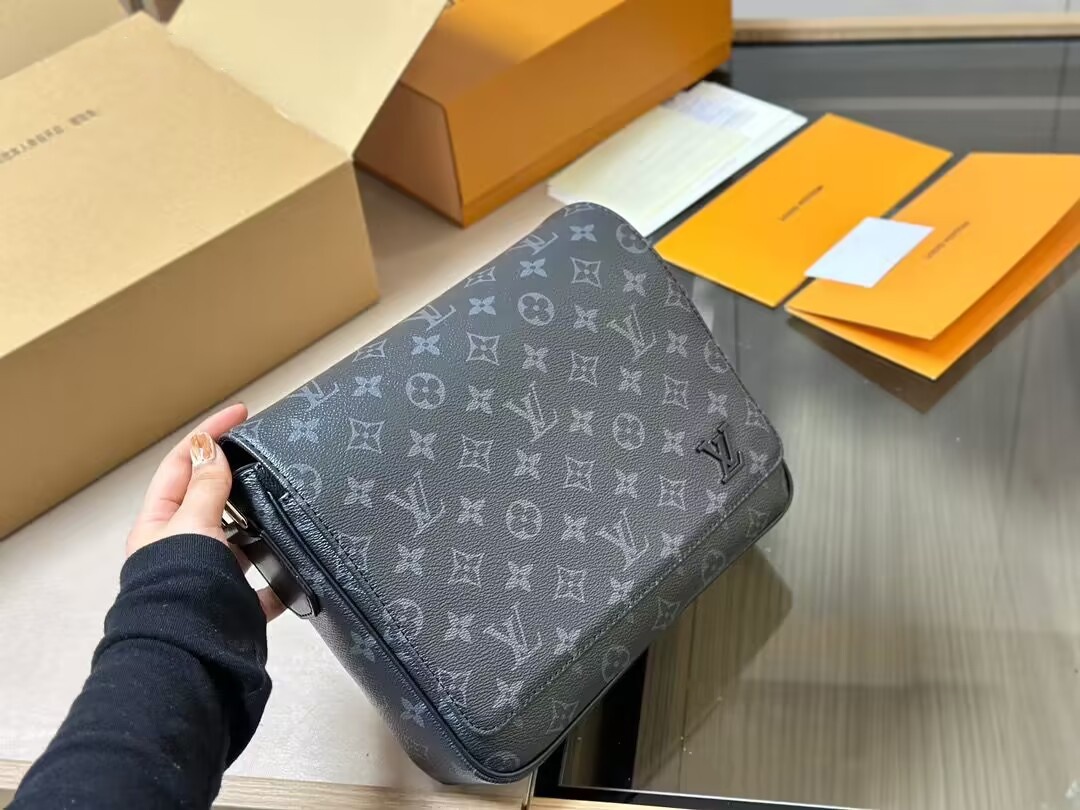 Louis Vuitton DISTRICT Small Messenger Bag M46255