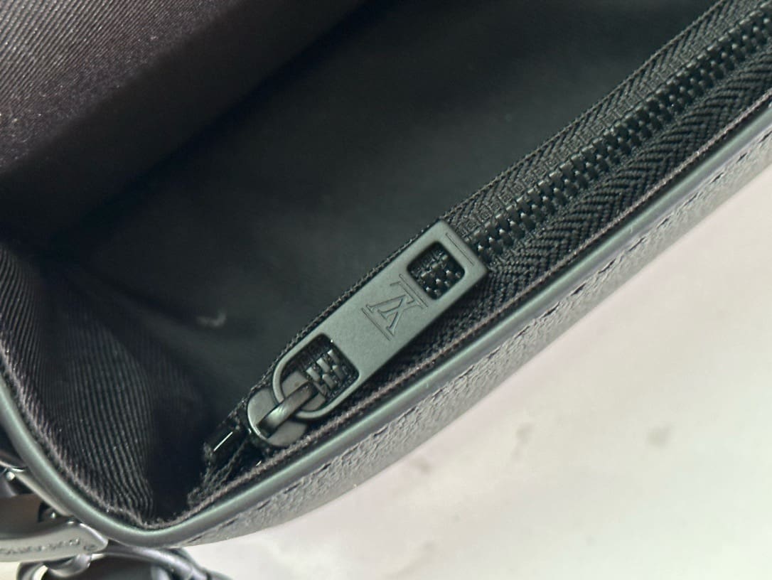 Louis Vuitton M82085 Fastline Wearable Wallet