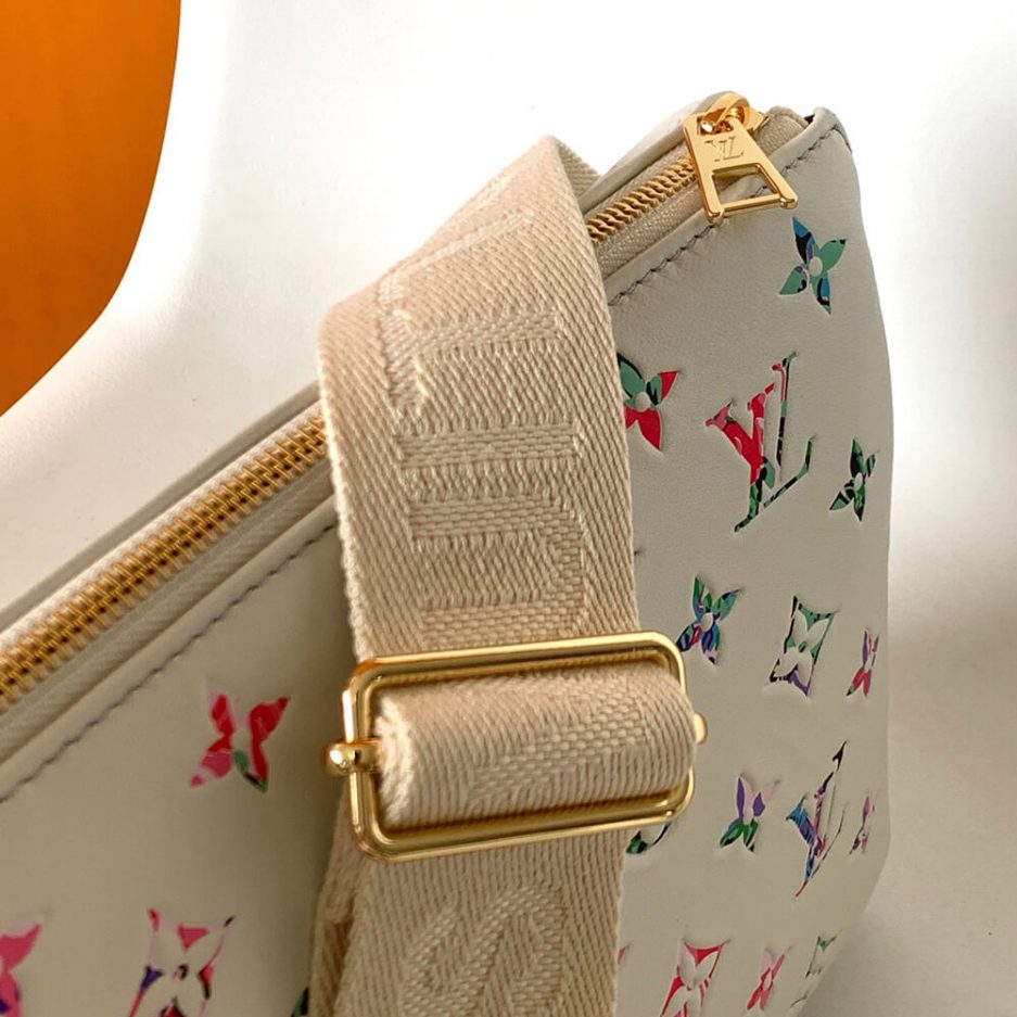 LV Coussin PM M21209