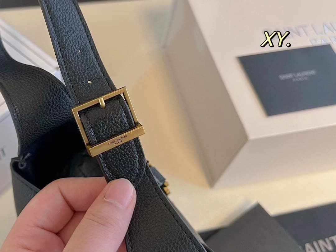 Saint Laurent LE 5 ?? 7 supple baby in grained leather