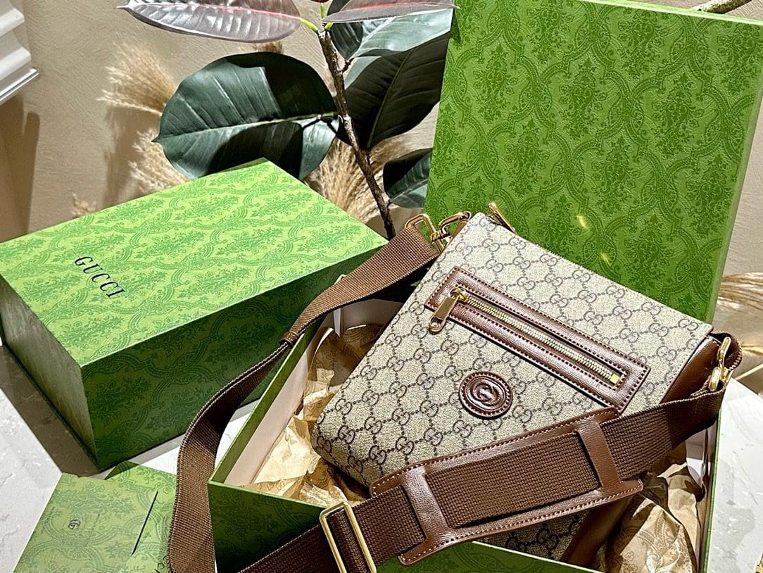 GUCCI SUPREME MESSENGER BAG