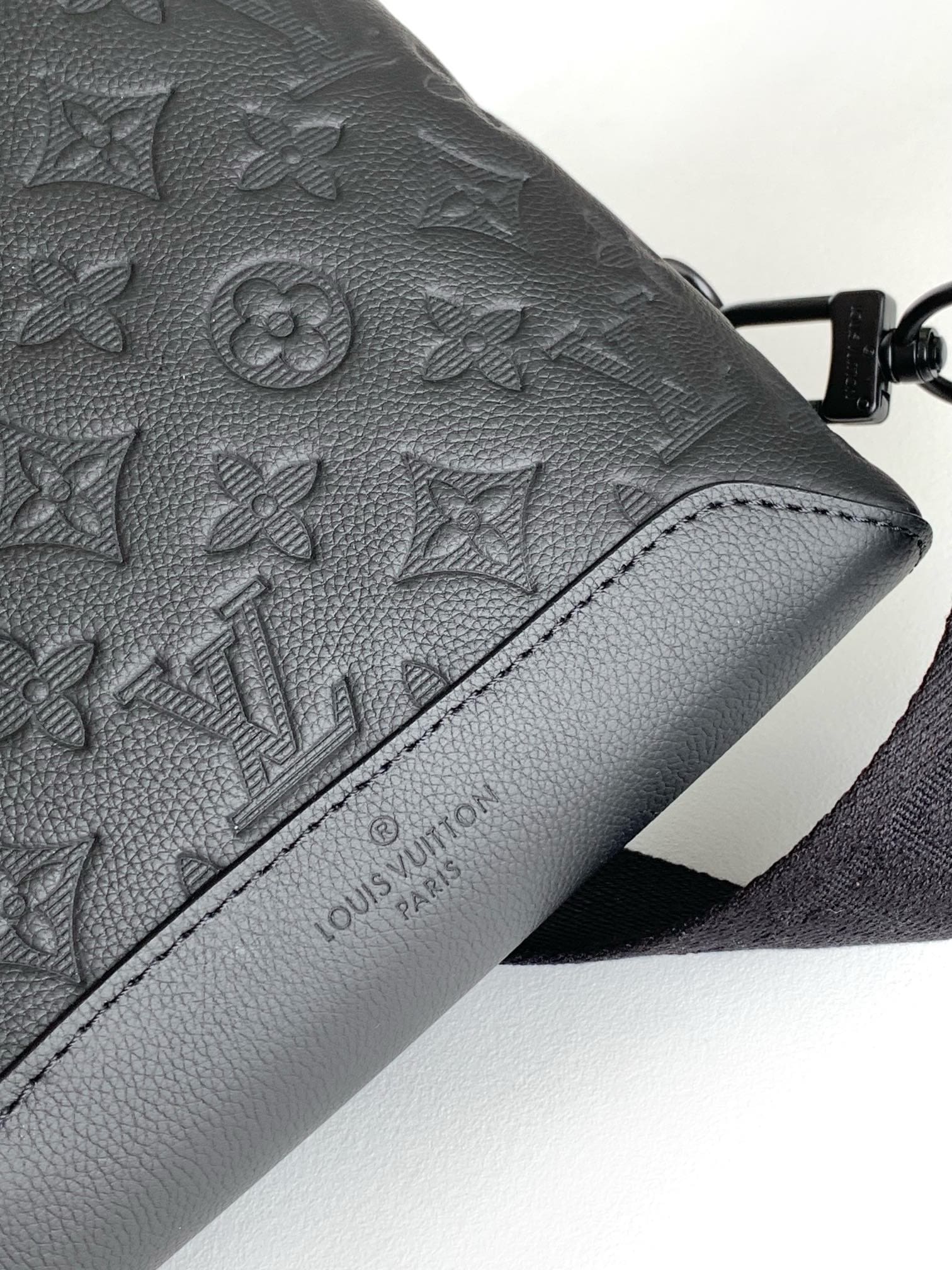 Louis Vuitton M21890 Duo Slingbag