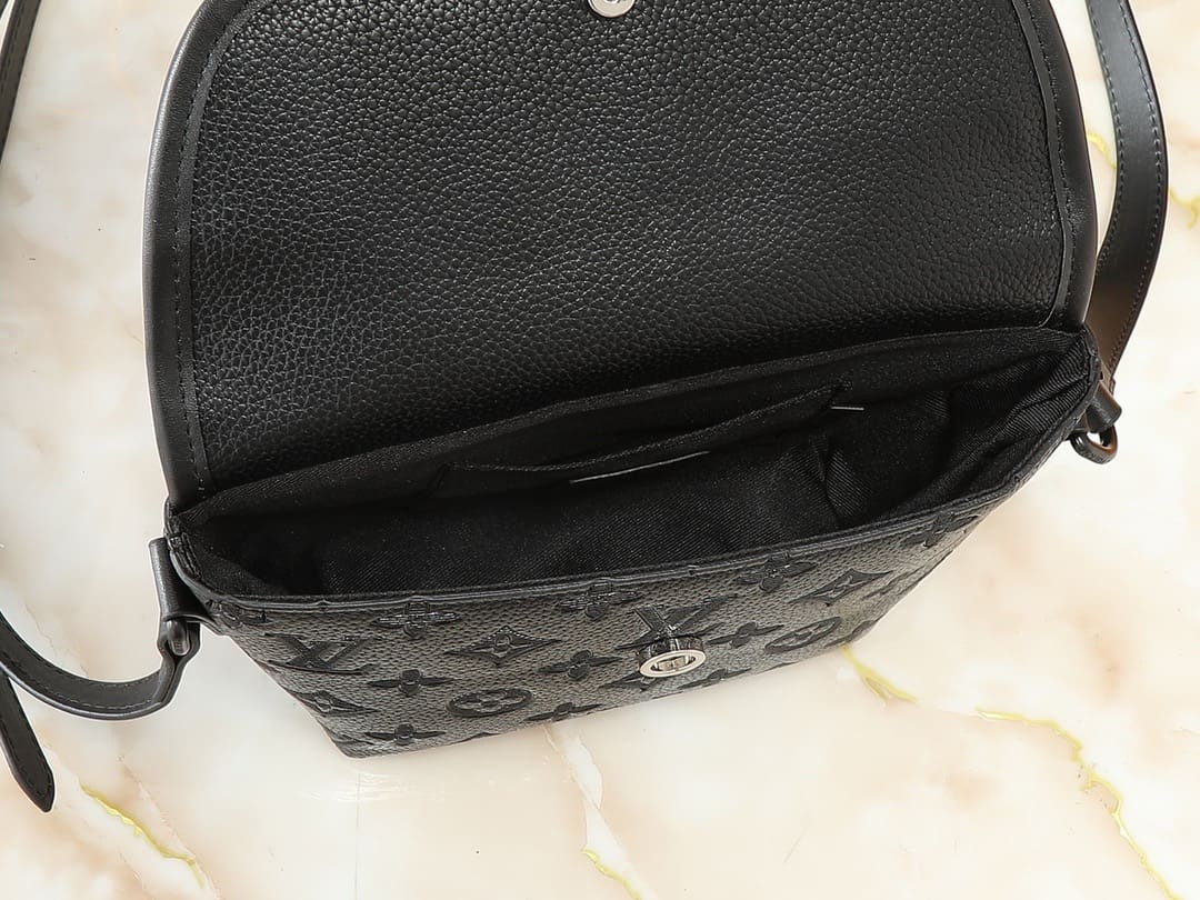 Louis Vuitton M12636 Pulse Wearable Wallet