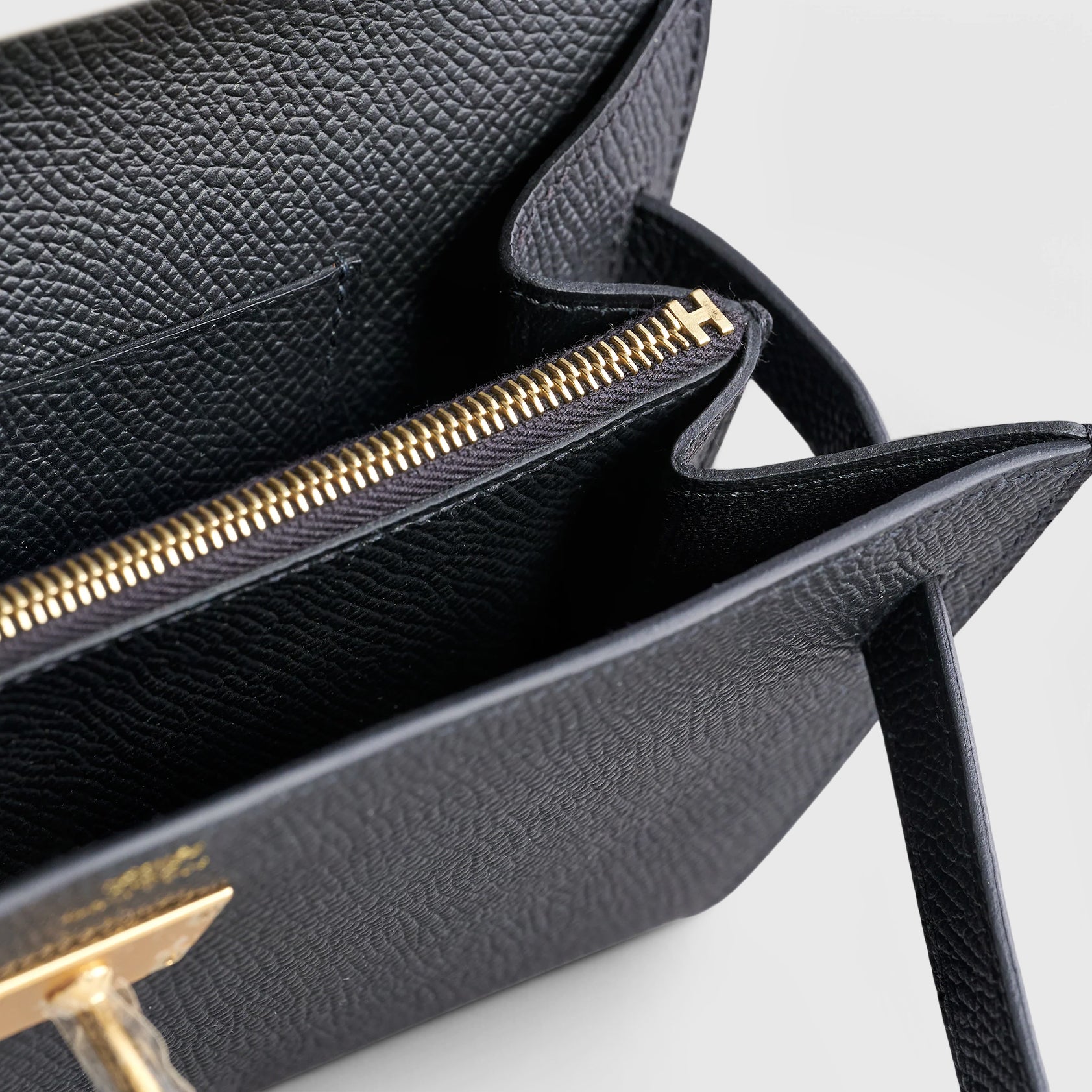 HERMES Kelly To Go Epsom Black Gold Hardware